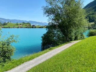 Promenade along Lake Lungern or recreational trails along the natural reservoir Lungernsee - Canton of Obwald, Switzerland (Spazierwege entlang des Lungererses - Kanton Obwalden, Schweiz)