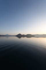 洞爺湖の中島と夕焼けの青空と雪の残る羊蹄山