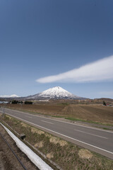 Naklejka premium 北海道の雪の積もった羊蹄山