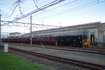 Obraz premium 朝焼けの空を背に仕事を終えて車両基地で入れ替え中の急行「三峰号」_2023/11/11撮影