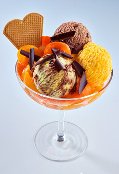 Eisbecher mit Waffelherz und Zartbitter Splittern und Obst, Dessert, Eiskugel, Aprikose, Eiskugeln, 