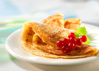 Palatschinken, Pfannekuchen mit roten Johannisbeeren, Crepes