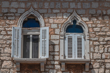 Obraz premium 03.07.24 Porec Croatia Wonderful different window decorations on historic houses