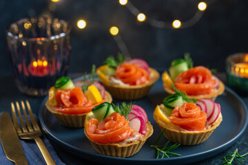 Mini tartlets with smoked salmon