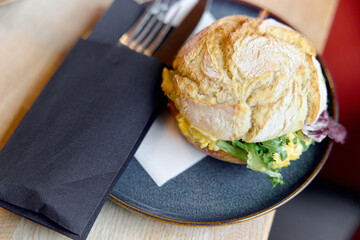 Sandwich with eggs and cheese chutney