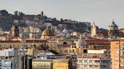 vue d'ensemble du port de Naples, des toits de la ville et du Vésuve en Italie