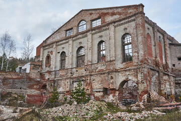 Obraz premium Abandoned destroyed brick building built in 1912. Old facility industrial premises, Glass Factory area overgrown with trees, Krasnoyarsk, Memory 13 Bortsov. 