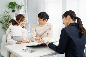 家庭訪問して商品サービスの説明をするビジネスウーマン