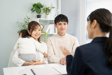 家庭訪問して商品サービスの説明をするビジネスウーマン