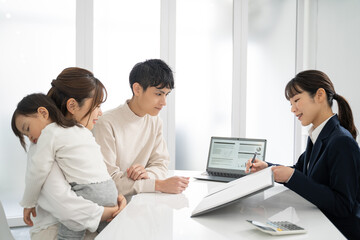 Obraz premium 家庭訪問して商品サービスの説明をするビジネスウーマン