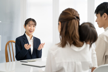 家庭訪問して商品サービスの説明をするビジネスウーマン