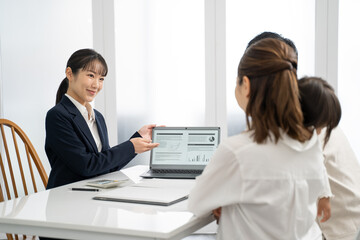 Obraz premium 家庭訪問して商品サービスの説明をするビジネスウーマン