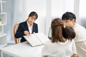 家庭訪問して商品サービスの説明をするビジネスウーマン