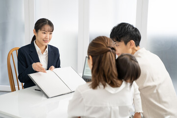 家庭訪問して商品サービスの説明をするビジネスウーマン