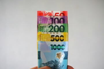 Papierowe banknoty, Filipińskie peso o różnych nominałach. Kolorowe banknoty, jak niebieski, żółty, zielony, czerwony i filetowy. Waluta fiducjarna na terenie Filipin. © Adam