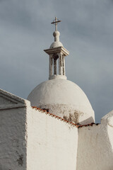 Detalle de la cúpula y cruz de la Capilla Histórica del Fuerte de San José, Chubut, Argentina.