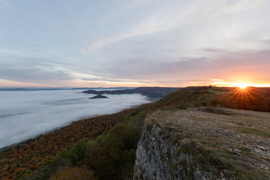 Sonnenaufgang und Nebel im Tal. Ausblick vom Breitenstein ( Ochsenwang ) Schw&auml;bische Alb,  Landkreis Esslingen. Am Horizont die drei Kaiserberge - Hohenstaufen, Stuifen und Rechberg. 