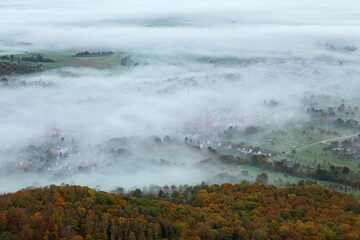 Bissingen an der Teck im Nebel. Herbststimmung kurz vor Sonnenaufgang.
