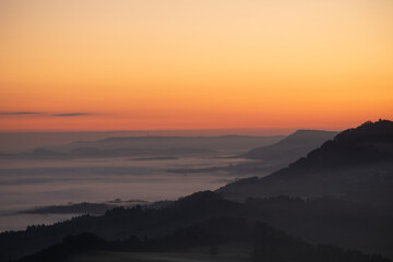Morgenröte auf der Schwäbischen Alb. Sonnenaufgang mit Nebel. Ausblick vom Hohenstaufen aus Richtung Ostalb.