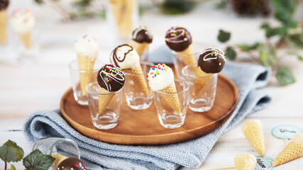 Picture of an ice cream container with ice cream, vanilla, and chocolate.
placed in a glass