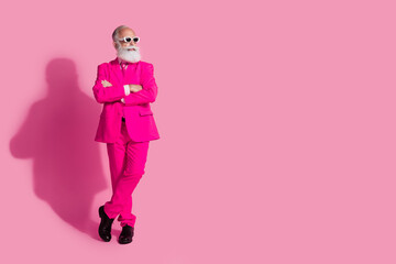 Full size photo of cool pensioner santa claus male anchorman crossed hands confident dressed sunglass pink suit isolated pastel background