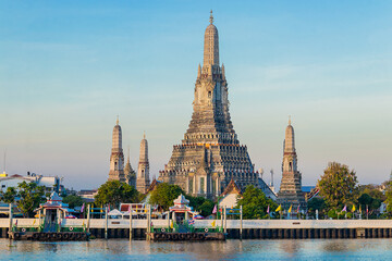 Fototapeta premium Wat Arun Ratchawararam is a Buddhist temple in Bangkok Yai district of Bangkok, Thailand.