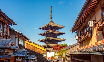 Fototapeta premium Yasaka pagoda on Ninenzaka street in old Kyoto, Japan (translation 