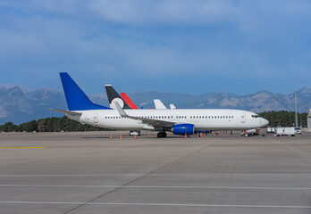 Flughafen Antalya, Türkei, Passagierflugzeug vor Abflug oder nach Ankunft auf der Landebahn