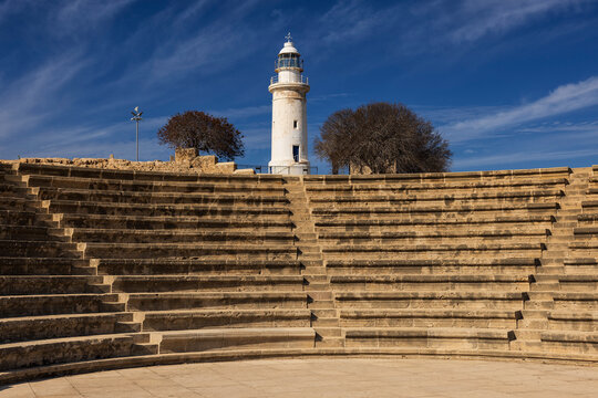 Paphos, Pafos, Hafenstadt, Zypern, Archaeologischer Park, r&ouml;misches Theater mit Leuchtturm im Hintergrund 