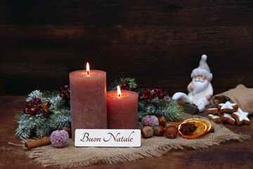Biglietto di auguri di Natale: candele con palline di Natale, Babbo Natale e la scritta in italiano...