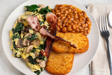 scramble eggs  with spinach and mushrooms