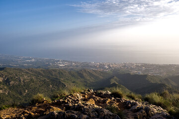 Vistas desde la cruz del Juanar de toda Marbella y del mar con un atardecer en un día soleado,...