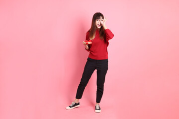 20s woman in red T-shirt