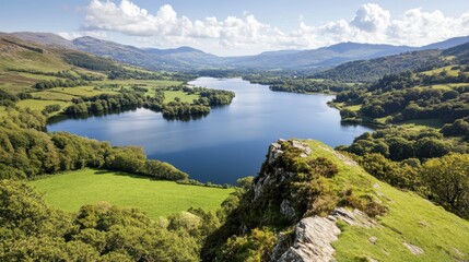 緑に囲まれた湖の美しい景色、山々と青空が広がる自然の風景