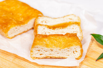 カットするジャンボ油揚げ