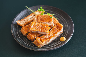 栃尾揚げの煮物　からし添え
