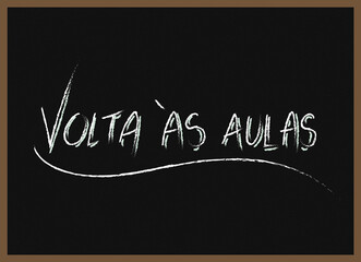 Volta às aulas - frase escrita em quadro negro com desenhos a giz