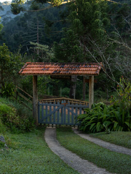 Portal, entrada de carros em umalocalidade rural.
