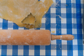 Pl&auml;tzchenform und Teigrolle zum Backen in der Weihnachtszeit