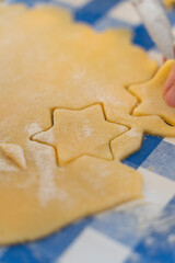 Pl&auml;tzchen ausstechen in der Vorweihnachtszeit, Weihnachten, backen