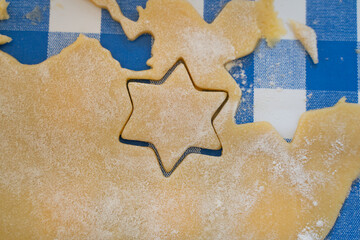 ein ausgestochenes Weihnachtspl&auml;tzchen in frischem teig, backen an Weihnachten