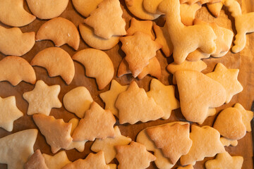 frische Weihnachtspl&auml;tzchen auf einem Blech, viele Kekse