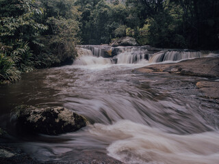 Rochas e cachoeira, natureza da serra da Mantiqueira.