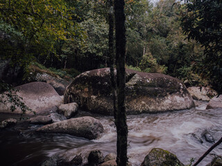 Rochas e cachoeira, natureza da serra da Mantiqueira.