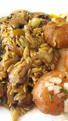 Textura de um prato espanhol vegetariano com cogumelo, batata, e gomo, cozidos.