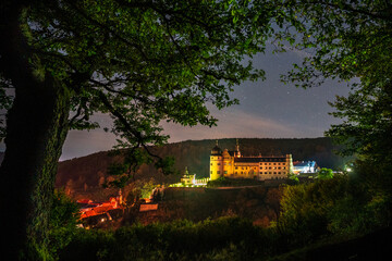 Das Schloss Stolberg (Südharz, Sachsen-Anhalt, Deutschland) bei sternenklarer Nacht. 