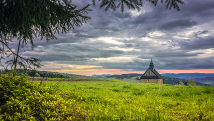 Kosciol w górach, Koskowa góra Polska © DRONE QUEST