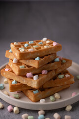 photo Delicious Stack of Golden-Brown Waffles with Colorful Marshmallow Toppings Creating a Sweet and Irresistible Breakfast or Snack Experience for All Ages at Home