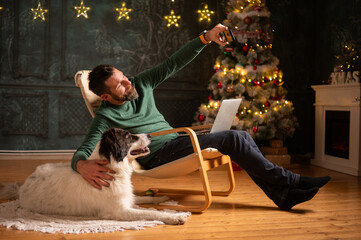 Obraz premium bearded young man with dog at christmastime