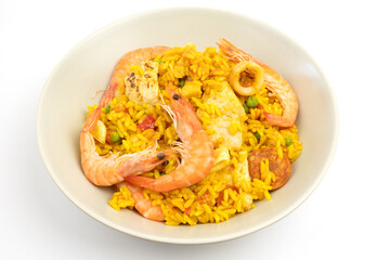 assiette de paella, vue du dessus, en gros plan,, isolée sur un fond blanc